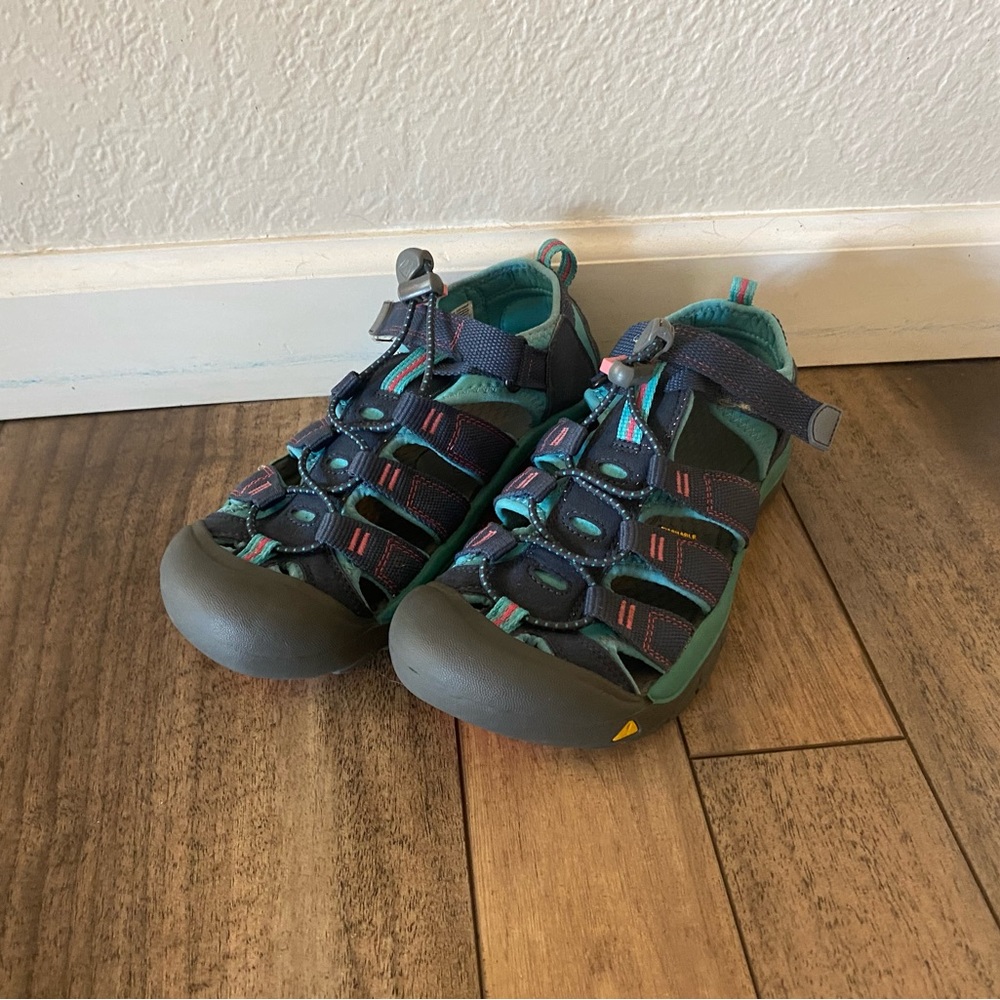 Keen Footwear water shoes, colors: teal, gray and pink.